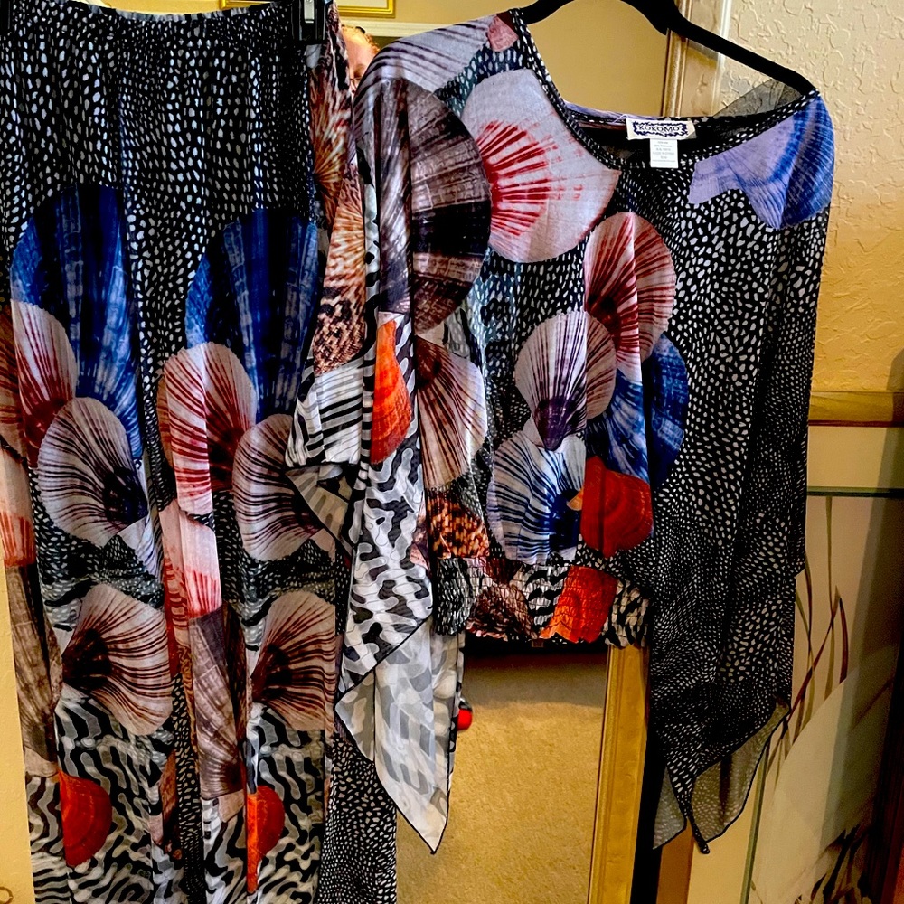 Beautiful large legged pant set. Shell design.